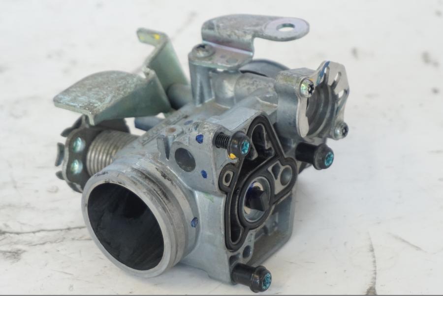 Vänster sida på Spjällhus från en Honda SH 300 A -2011 scooter.