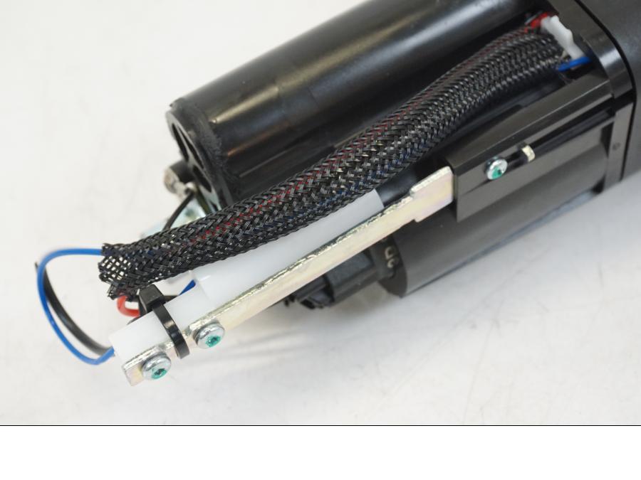 Snett uppifrån på Bensinpump insprut från en Ducati Streetfighter V4 -2020 motorcykel.