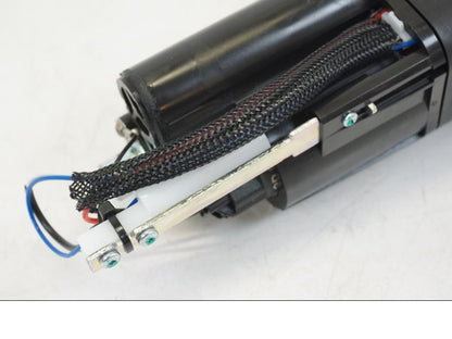 Snett uppifrån på Bensinpump insprut från en Ducati Streetfighter V4 -2020 motorcykel.