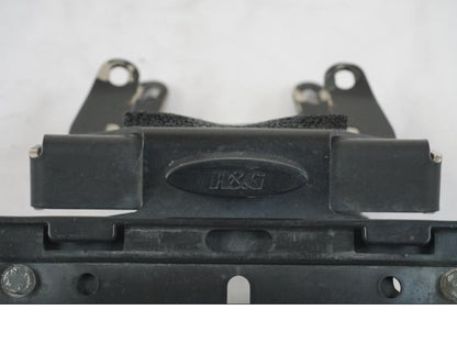 Baksidan på Skylthållare från en KTM 1290 Super Duke R -2015 motorcykel.