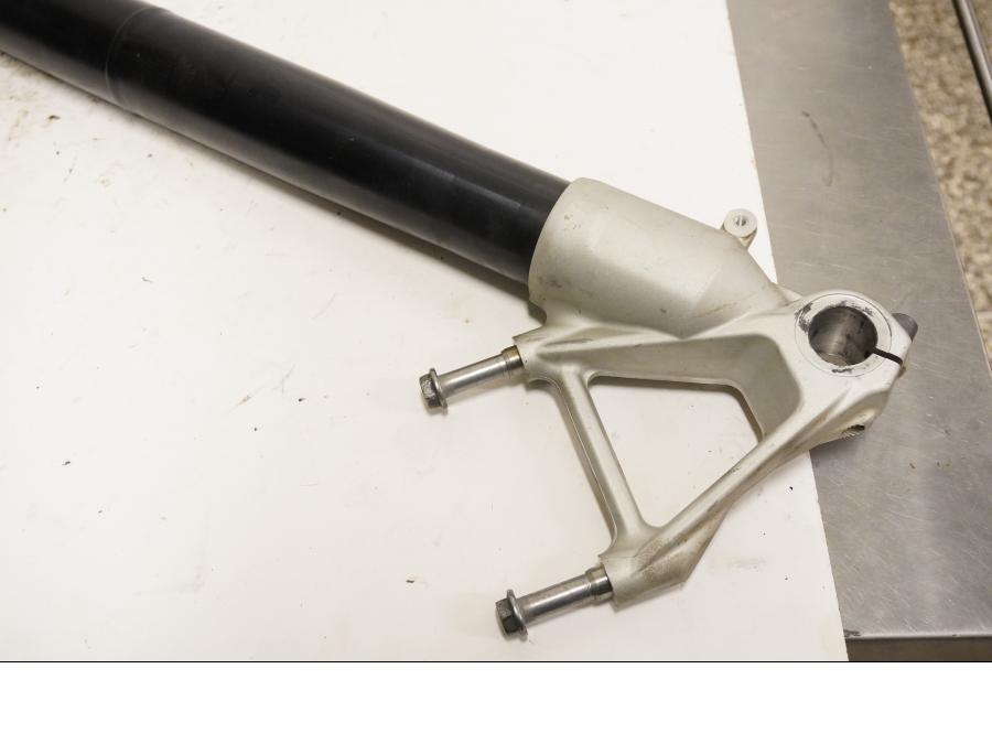 Baksidan på Gaffelben från en BMW R 1200 GSA -2014 motorcykel.