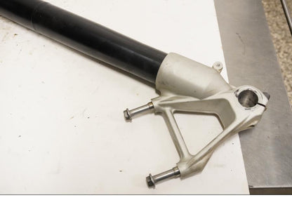 Baksidan på Gaffelben från en BMW R 1200 GSA -2014 motorcykel.