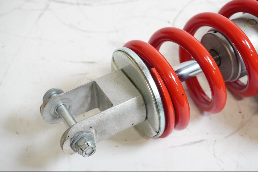 Baksidan på Stötdämpare från en Buell 1125 CR -2009 motorcykel.