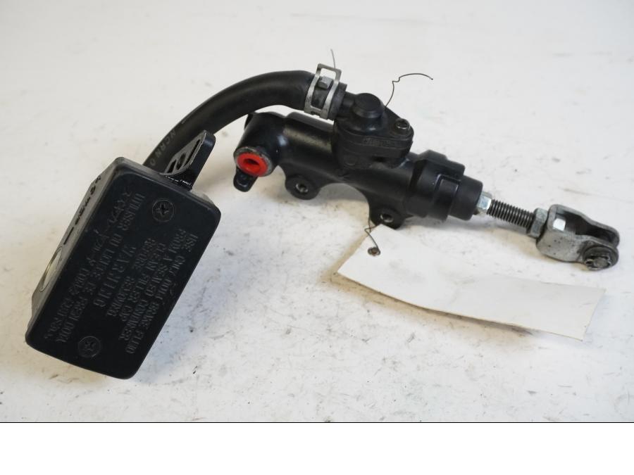 Framsidan på Bromshuvudcylinder från en Suzuki VL 1500 -2002 motorcykel.