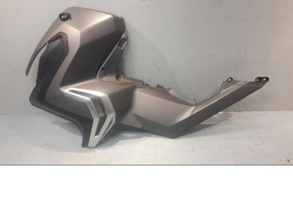 Framsidan på Sidkåpa från en Honda ADV 750 -2017 motorcykel.