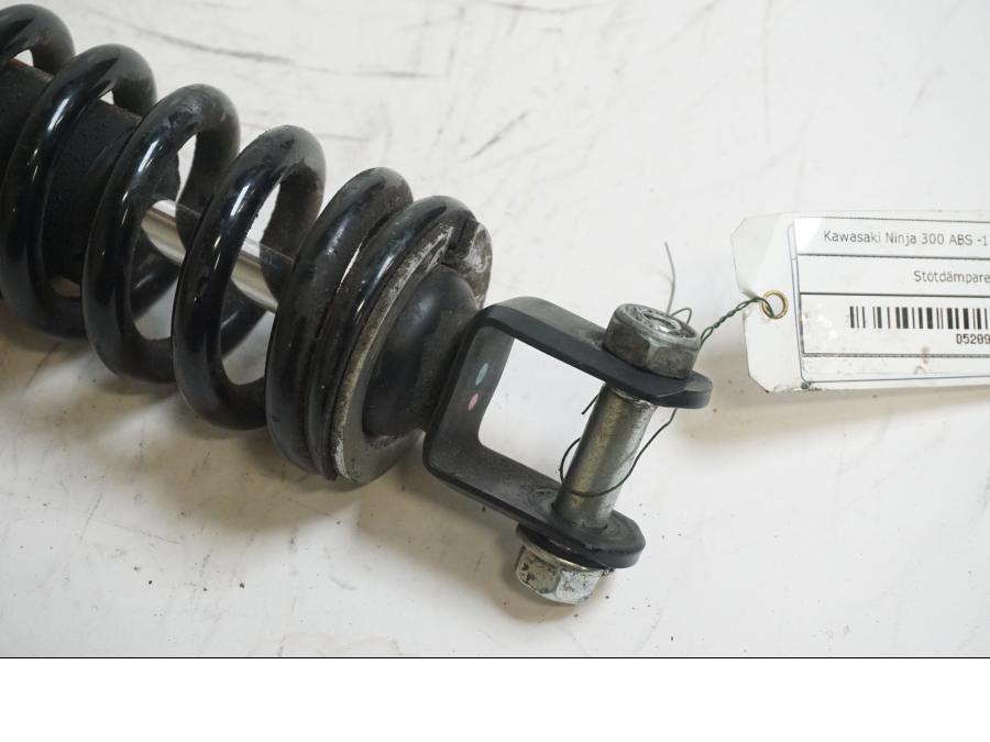 Baksidan på Stötdämpare från en Kawasaki Ninja 300 -2014 motorcykel.