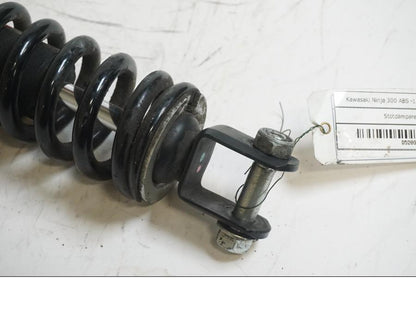 Baksidan på Stötdämpare från en Kawasaki Ninja 300 -2014 motorcykel.