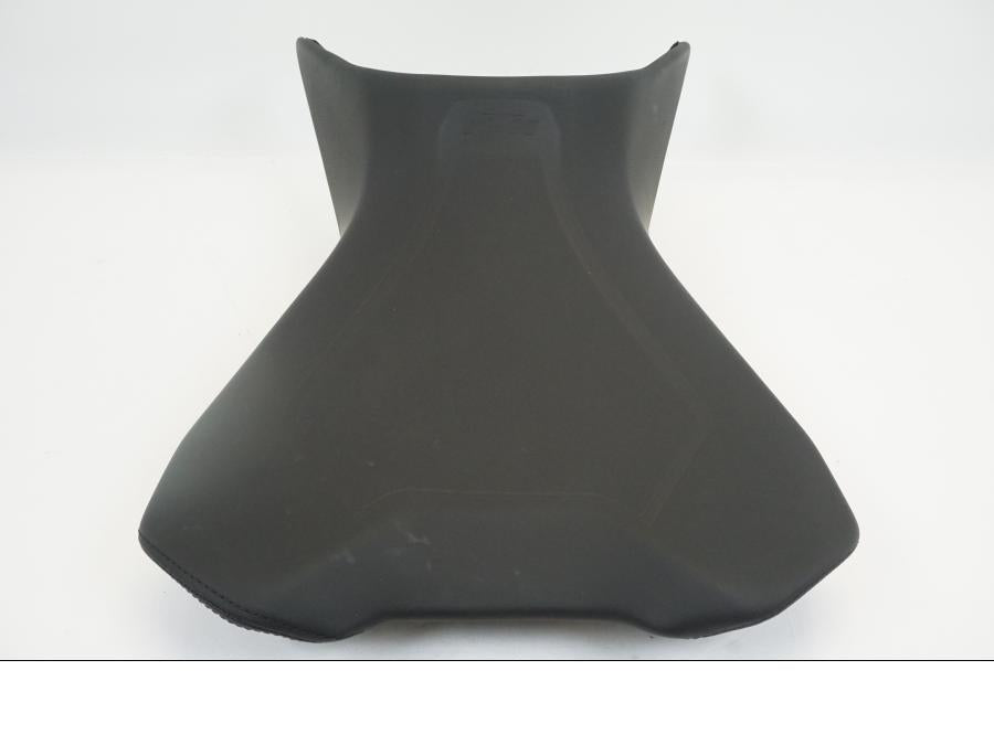 Höger sida på Sadel från en KTM 1290 Super Duke -2016 motorcykel.