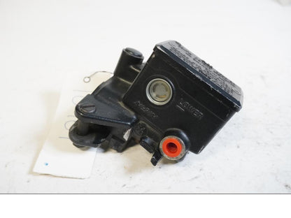 Framsidan på Bromshuvudcylinder från en Kawasaki ZX-12R -2000 motorcykel.