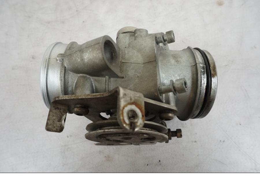 Framsidan på Spjällhus från en BMW R 850 R -2004 motorcykel.