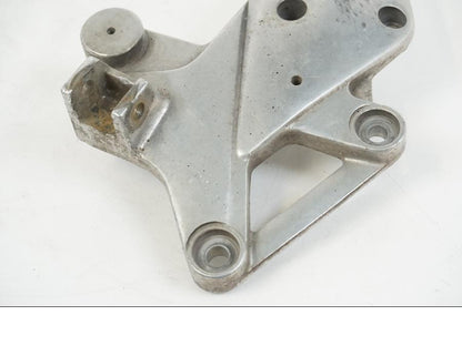 Baksidan på Fotpinnefäste från en Honda CBR 125 R -2006 motorcykel.