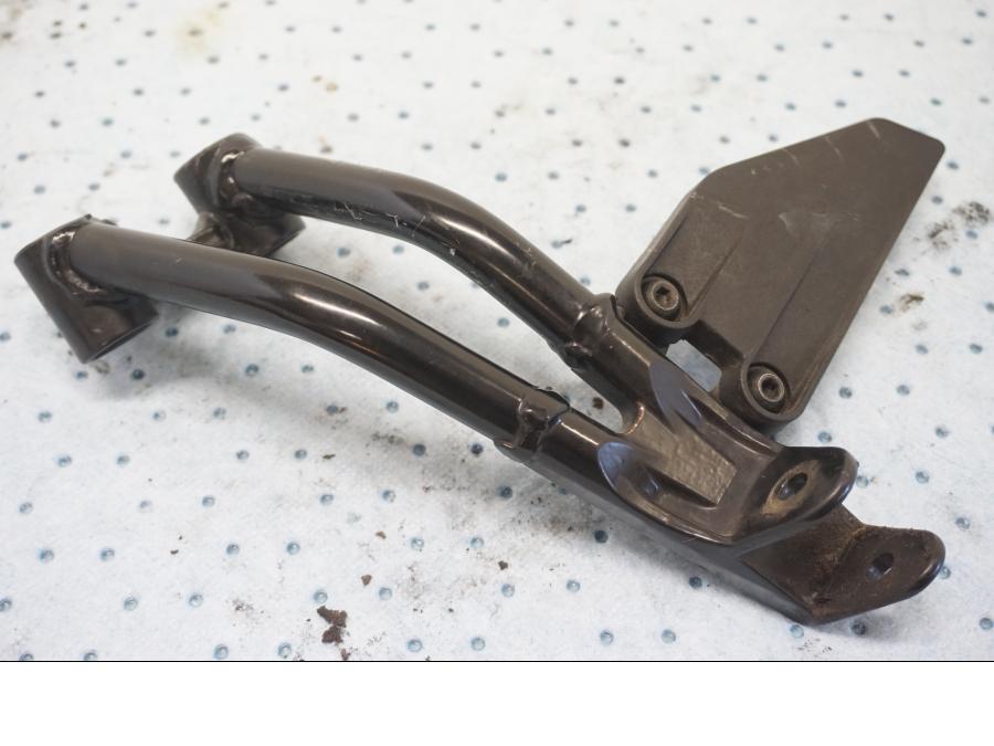 Framsidan på Fotpinnefäste från en KTM 125 Duke -2017 motorcykel.