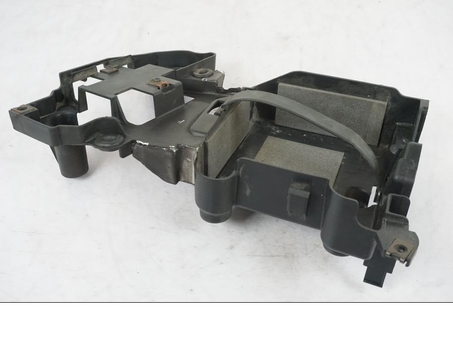 Vänster sida på Batterihållare från en Yamaha XVS 1100 -2004 motorcykel.