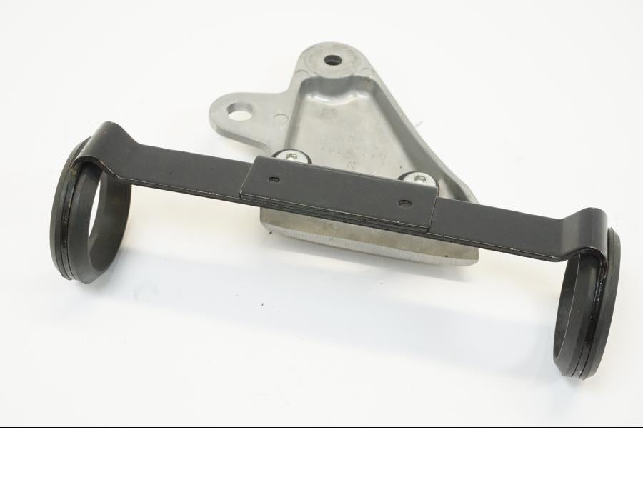 Vänster sida på Strålkastarfäste från en Suzuki GSX 1400 -2003 motorcykel.