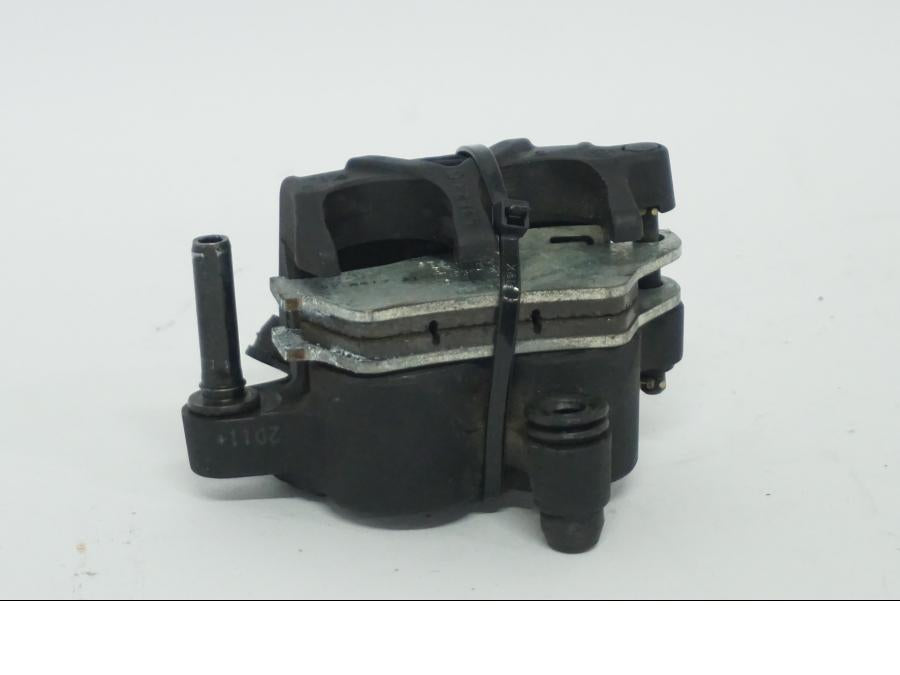 Snett nerifrån på Bromsok från en Ducati Desert X -2022 motorcykel.