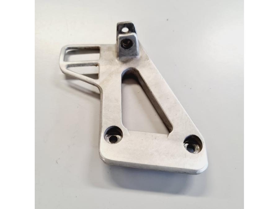 Höger sida på Fotpinnefäste från en Honda XRV 750 -1999 motorcykel.