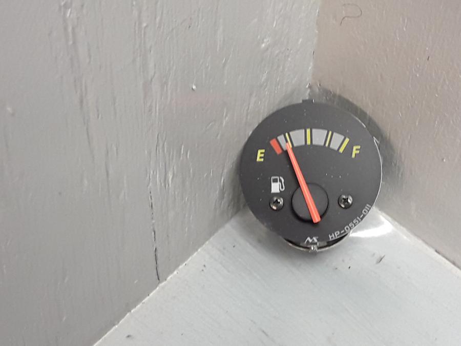 Framsidan på Bensinmätare från en Honda CBR 125 R -2005 motorcykel.