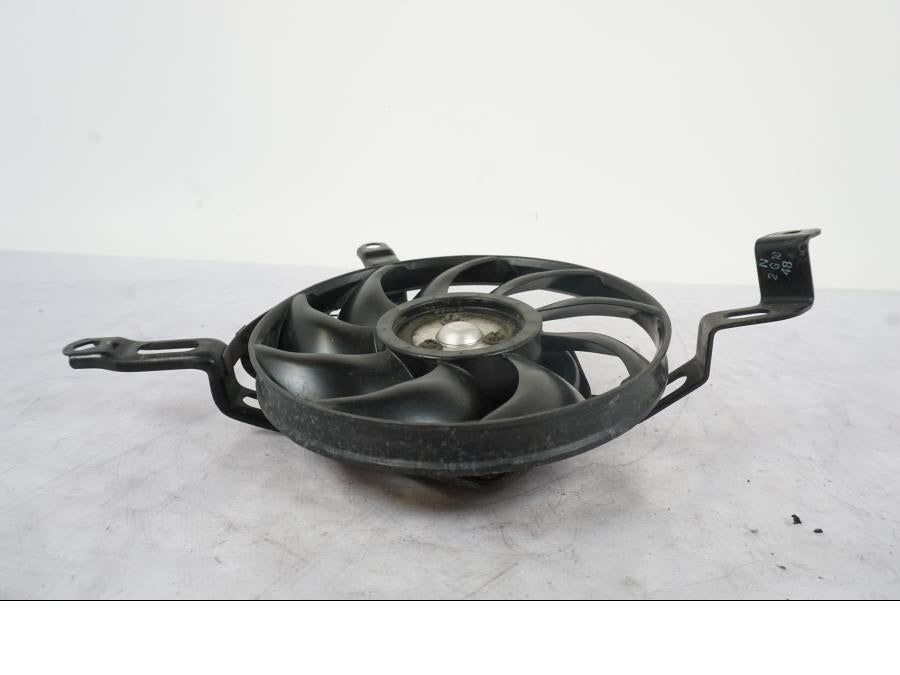 Baksidan på Vattenkylfläkt från en Suzuki GSX-R 1000 -2005 motorcykel.