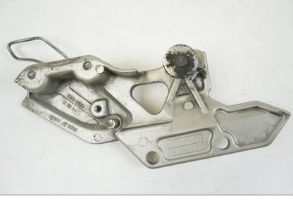 Vänster sida på Fotpinnefäste från en Kawasaki ZZR 1100 -1994 motorcykel.