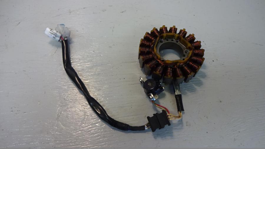 Baksidan på Generator från en Yamaha YZF-R 125 -2012 motorcykel.