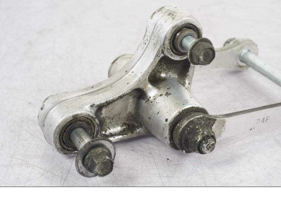 Baksidan på Stötdämparlänkage från en Suzuki GSX 1300 RX -1999 motorcykel.