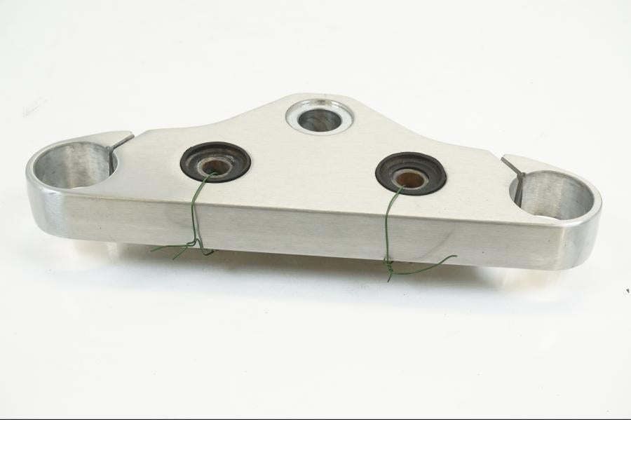 Framsidan på Gaffelkrona från en Yamaha XVS 1100 -2003 motorcykel.