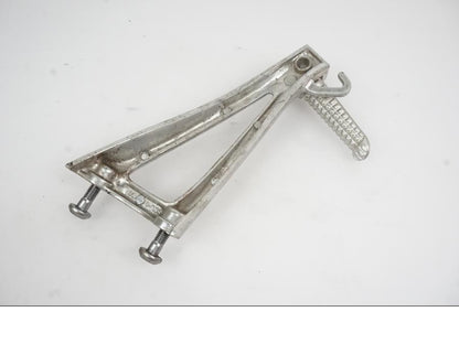 Höger sida på Fotpinnefäste från en Yamaha YZF R6 -2006 motorcykel.