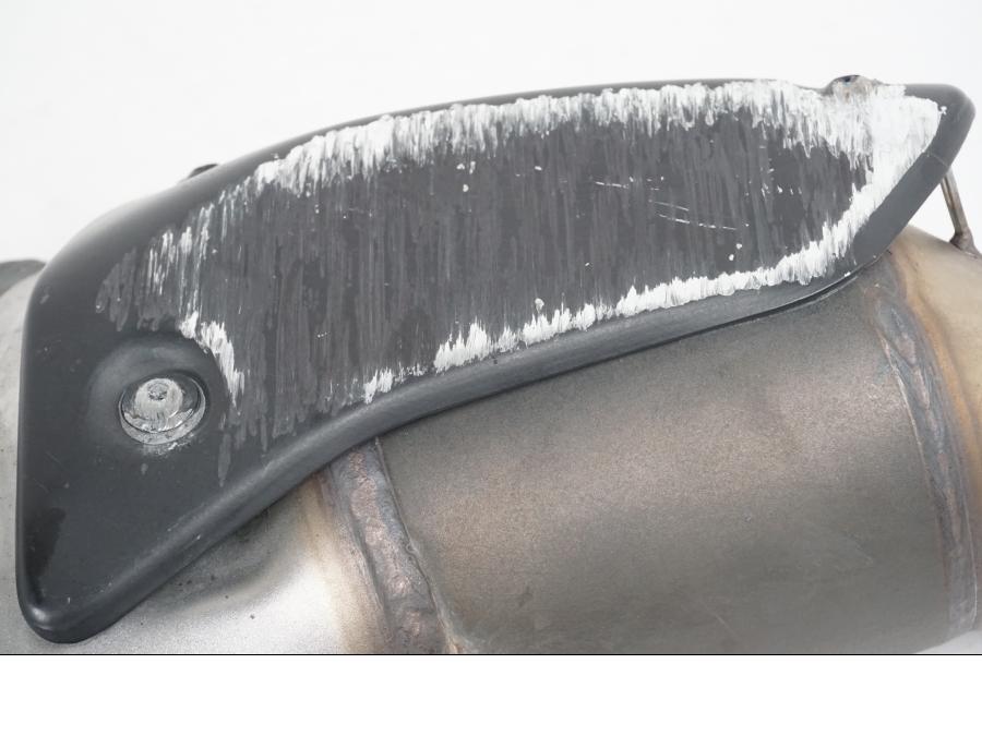 Höger sida på Ljuddämpare från en Ducati Hyperstrada -2013 motorcykel.