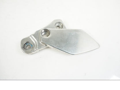 Framsidan på Fotpinnefäste från en Yamaha XJR 1300 -2007 motorcykel.