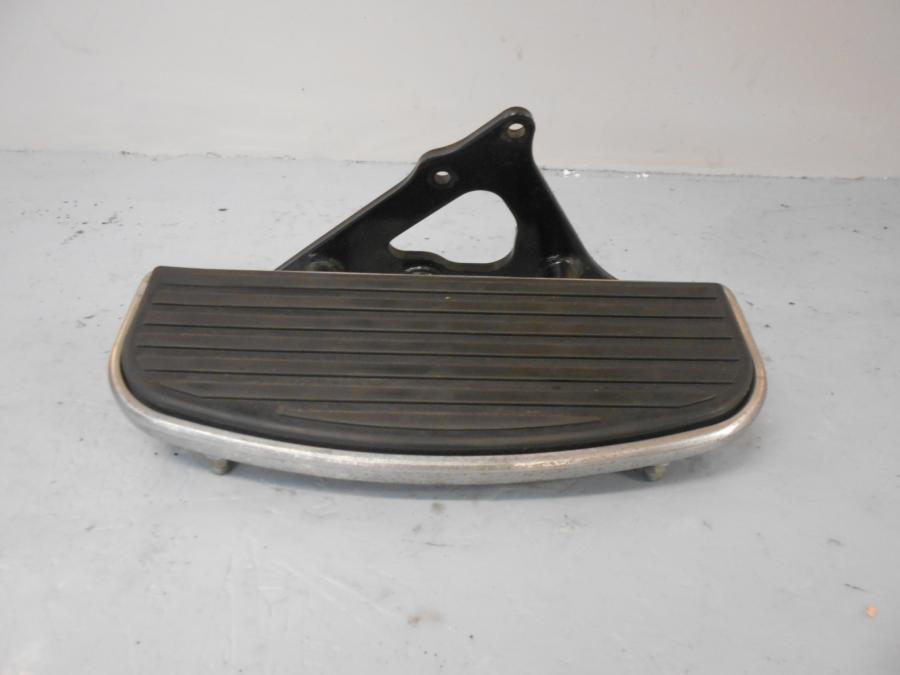 Framsidan på Fotplatta från en Kawasaki VN 1500 Classic Tourer -2002 motorcykel.