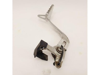 Vänster sida på Bromspedal från en BMW R 1200 GS -2006 motorcykel.