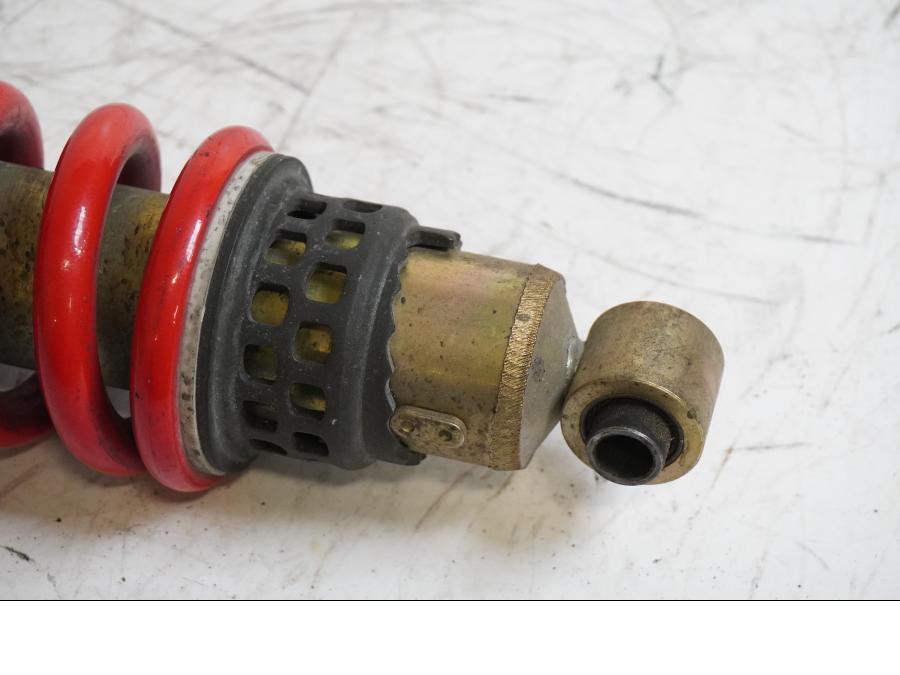 Baksidan på Stötdämpare från en Yamaha FZ-S 600 -1998 motorcykel.