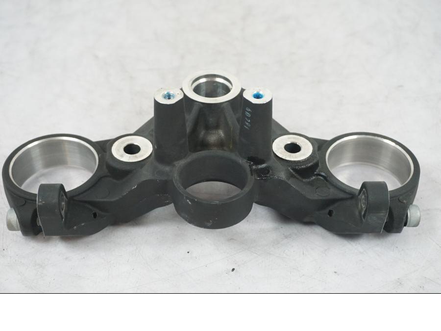 Snett nerifrån på Gaffelkrona från en Yamaha MT 125 -2017 motorcykel.