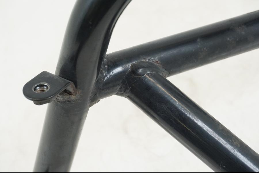 Baksidan på Motorskyddsbåge från en Honda ST 1300 -2002 motorcykel.