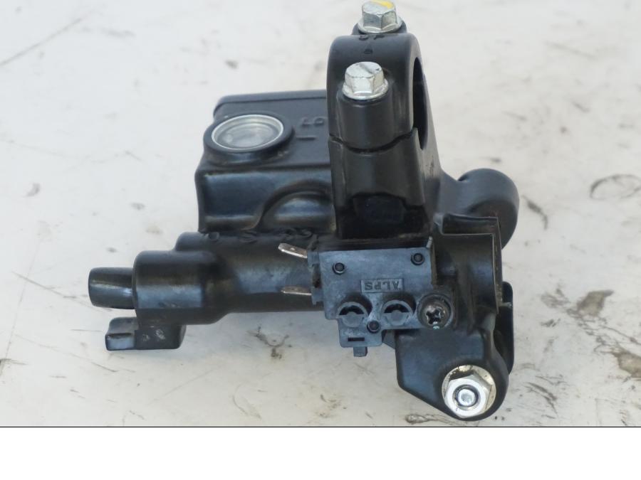 Snett uppifrån på Bromshuvudcylinder från en Honda SH 300 A -2011 scooter.