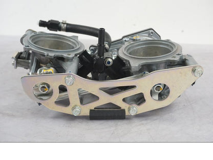 Vänster sida på Spjällhus från en KTM 1290 Super Duke R -2022 motorcykel.