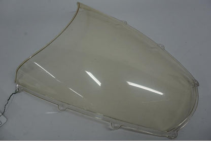 Baksidan på <p>Vindruta till Aprilia RSV 1000 2002.</p>

<p>Vindrutan är solblekt och har en gul "toning" sen vanlig transparant färg beroende på från vilken vinkel man kollar på den.</p>

<p>Ytliga repor / repor finns se bilder.</p> motorcykel.