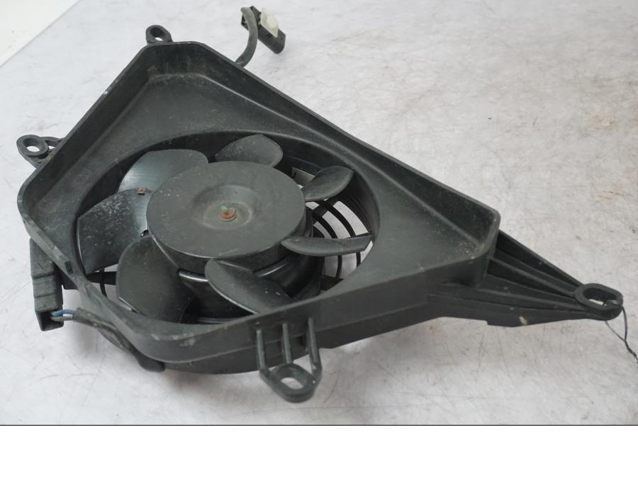 Snett nerifrån på Vattenkylfläkt från en BMW K 1600 GTL -2015 motorcykel.