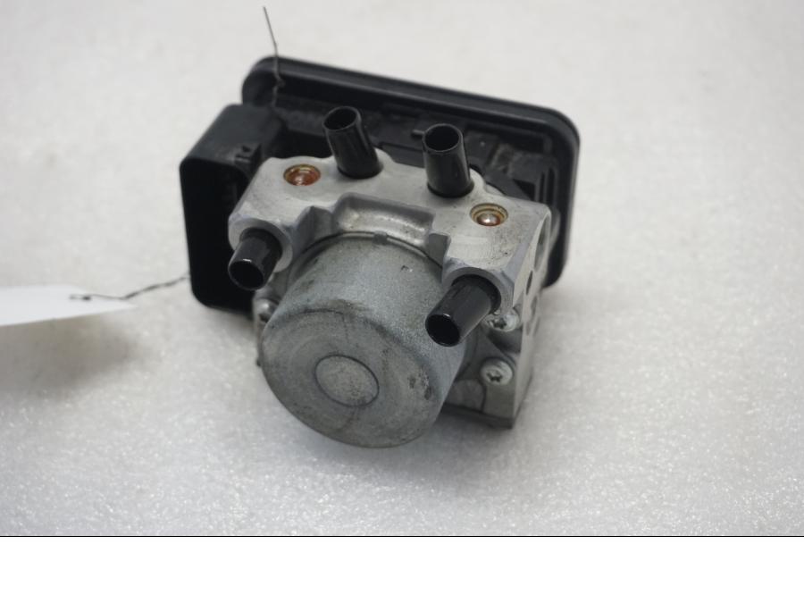 Framsidan på ABS Modulator från en Suzuki SV 650 -2016 motorcykel.