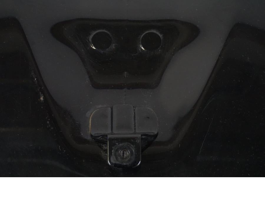 Vänster sida på Bensintank från en Suzuki VL 800 -2002 motorcykel.