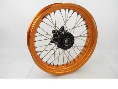 Baksidan på Fälg från en KTM 690 SMCR -2015 motorcykel.