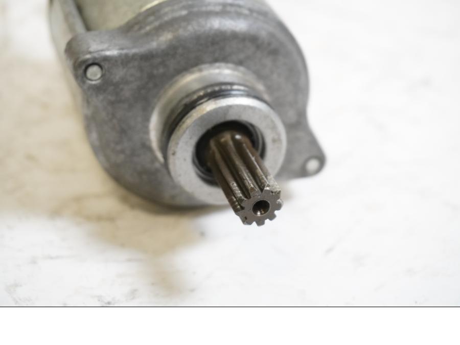 Baksidan på Startmotor från en Suzuki GSX-R 1000 -2001 motorcykel.