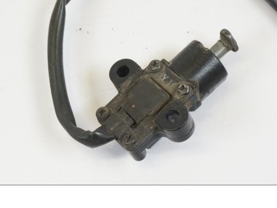 Snett uppifrån på Sidostödsbrytare från en Yamaha MT-07 -2018 motorcykel.