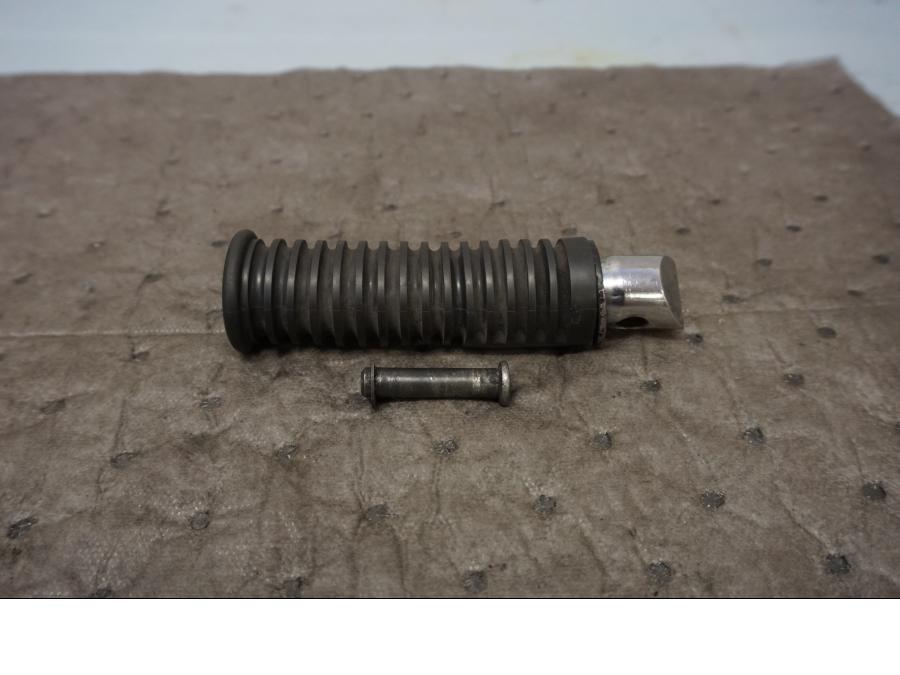 Framsidan på Fotpinne från en Kawasaki VN 1500 Mean Streak -2003 motorcykel.