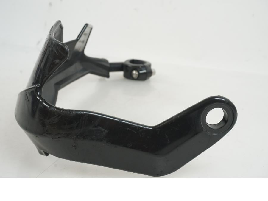 Snett nerifrån på Handskydd från en BMW R 1250 GS -2022 motorcykel.