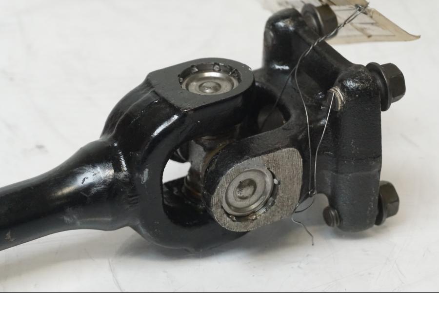Snett nerifrån på Kardanaxel från en Suzuki GS 850 G -1982 motorcykel.