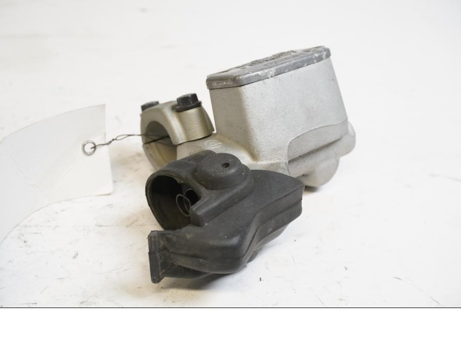 Baksidan på Bromshuvudcylinder från en KTM 625 SC SM -2002 motorcykel.