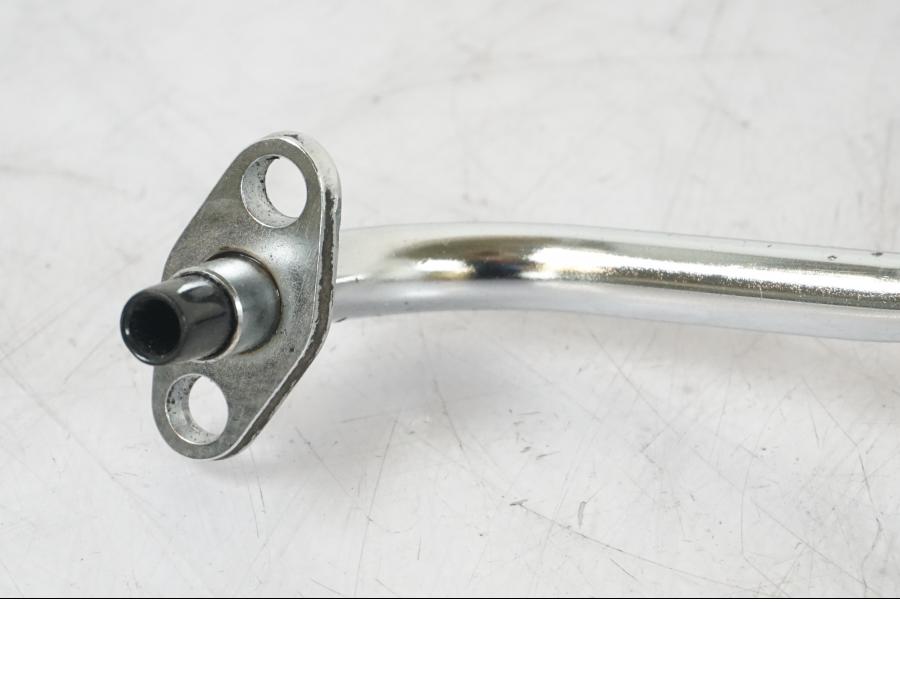 Snett nerifrån på Oljekylrör från en Honda CBR 1100 XX -1999 motorcykel.