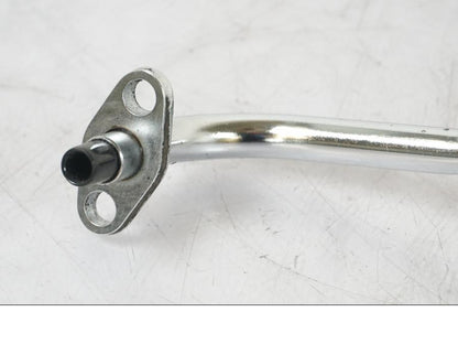 Snett nerifrån på Oljekylrör från en Honda CBR 1100 XX -1999 motorcykel.