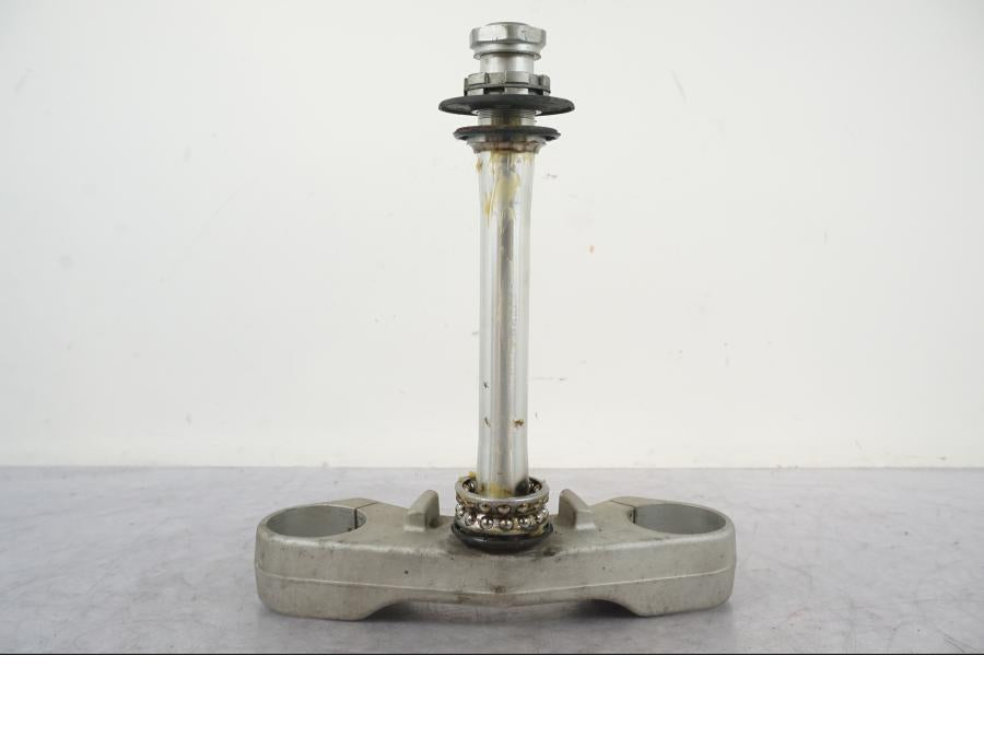 Snett nerifrån på Gaffelkrona från en Triumph Tiger Explorer -2013 motorcykel.